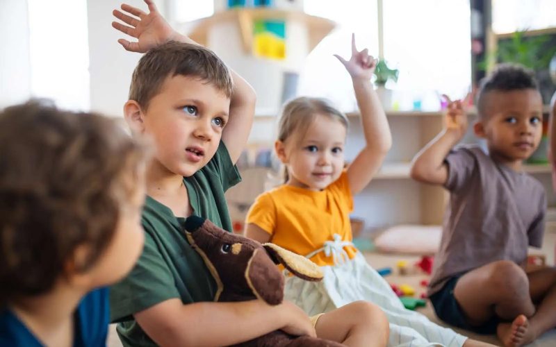 Dreng rækker hånden op i dagtilbud