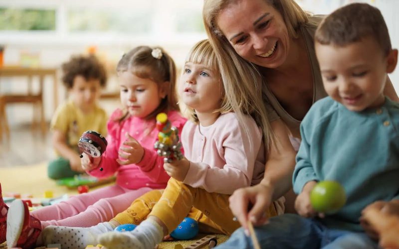 Kvinde sidder sammen med fire børn