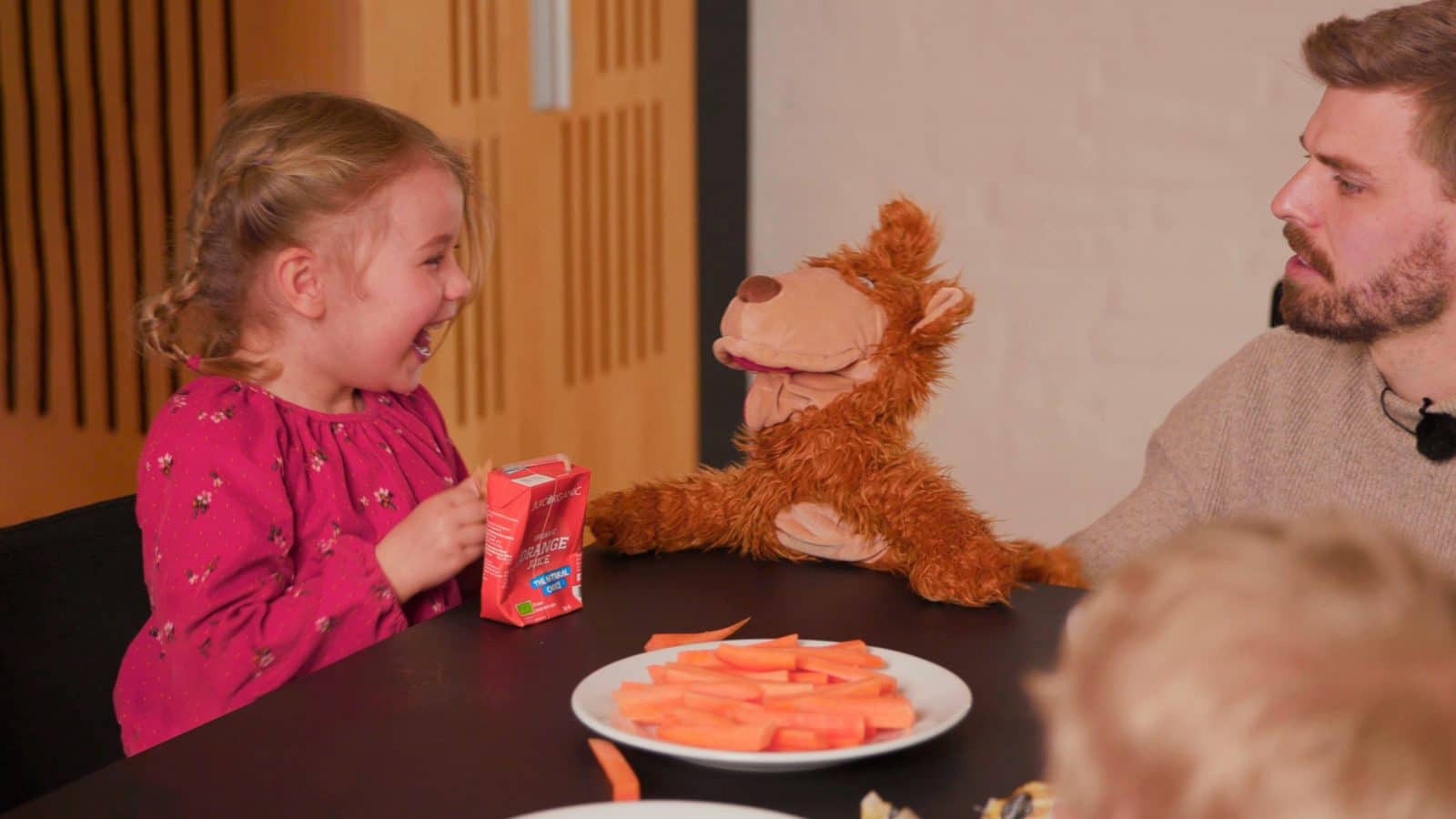 Lyshåret piger grines mens hun taler med Solbjørn