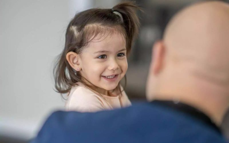 Lille pige taler med voksen mand