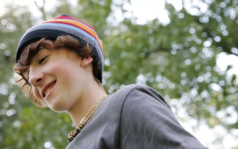 Ung med hue på set nedefra