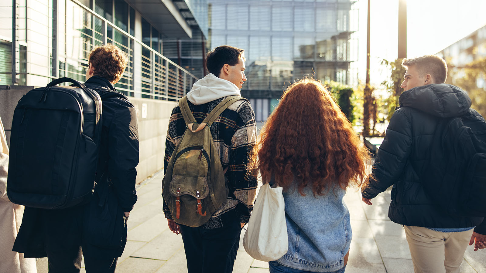 Fire unge set bagfra