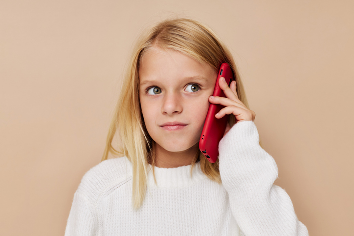 Pige taler i Telefon og kigger op