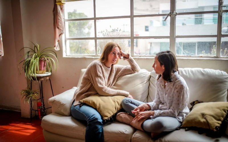 Kvinde og pige sidder på en sofa