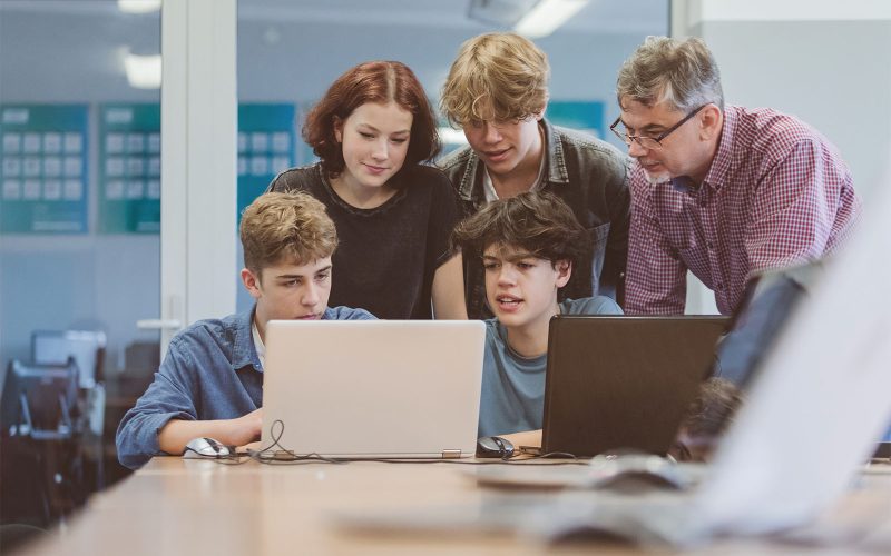 Skoleelever arbejder med deres computere